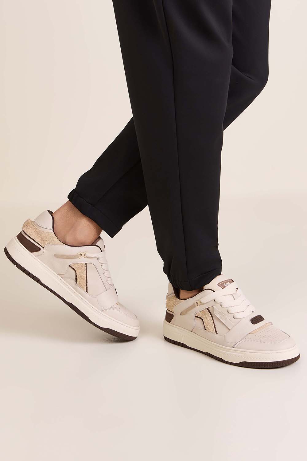 תמונת כל הלוק של נעלי סניקרס